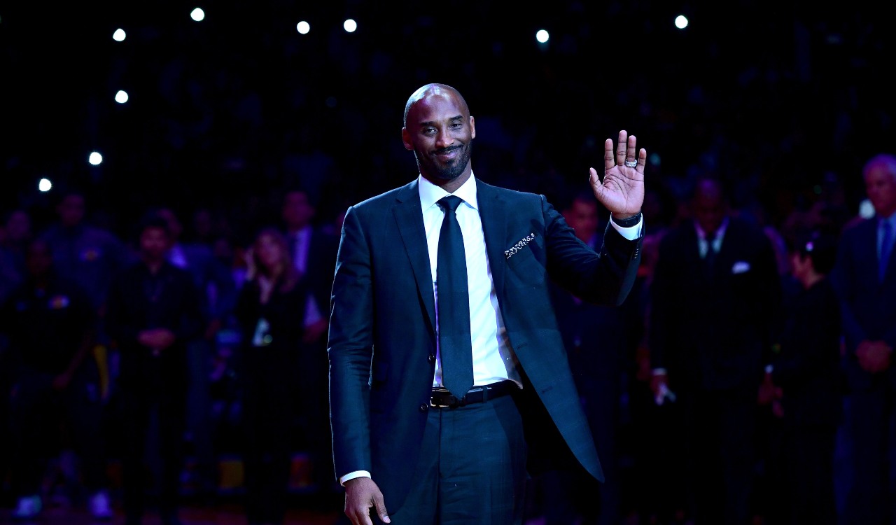 Kobe Bryant saluta