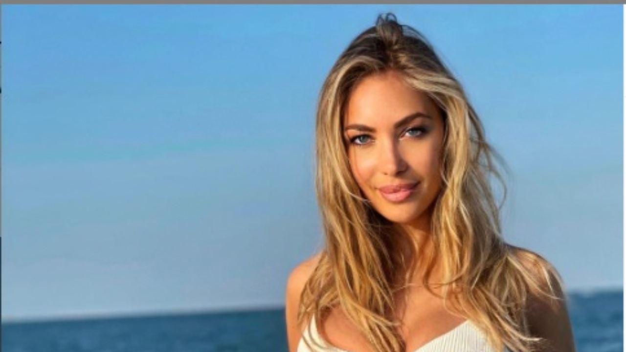 Laura Cremaschi si tiene su lo slip: la "scollatura" è clamorosa - FOTO