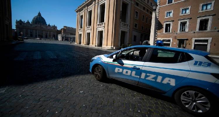 Polizia interrompe aperitivo