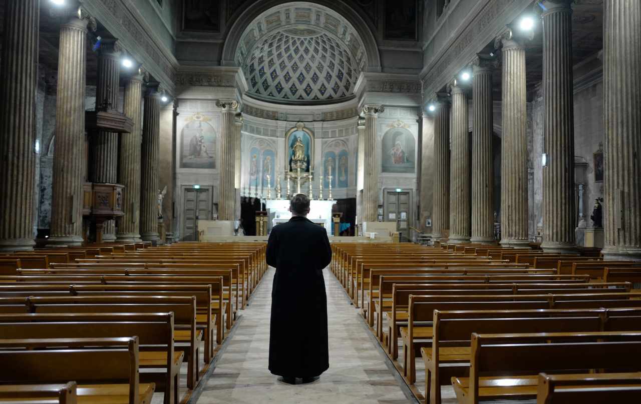 Prete in Chiesa ai tempi del Covid
