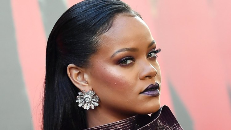 Rihanna Senza Reggiseno