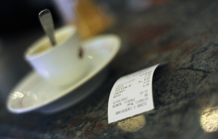 Scontrino fiscale e un caffè