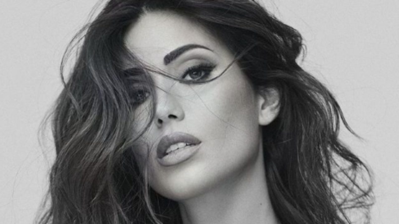 Federica Nargi frase motivazionale giacca spalancata