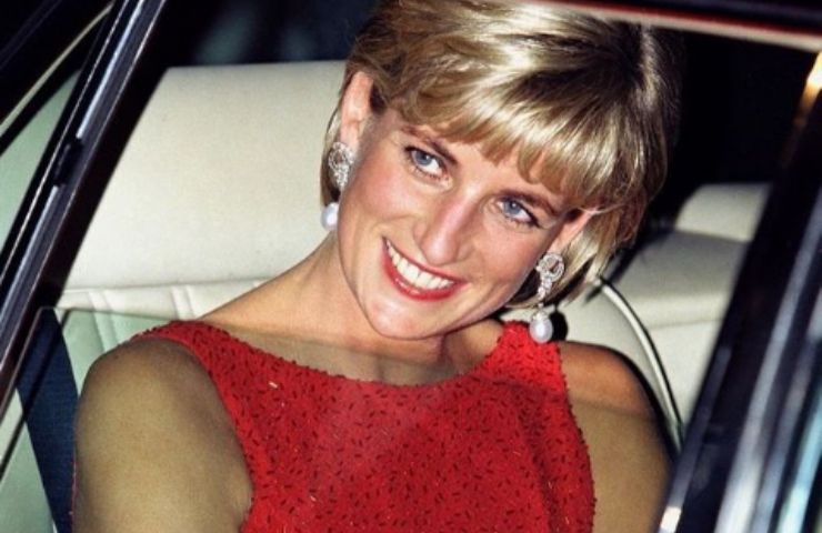Lady Diana senza pace disputa vestiti