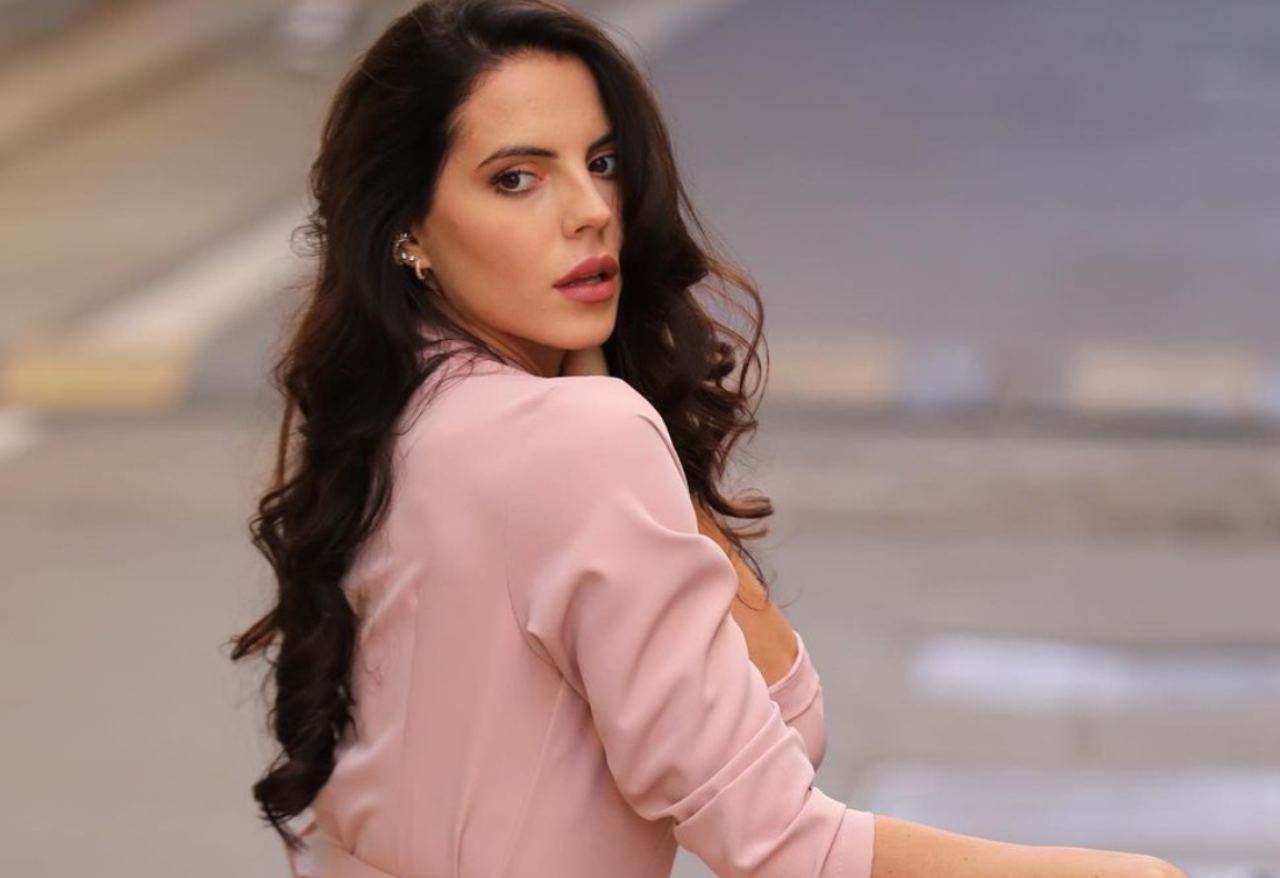 Shaila gatta stesa studio posa