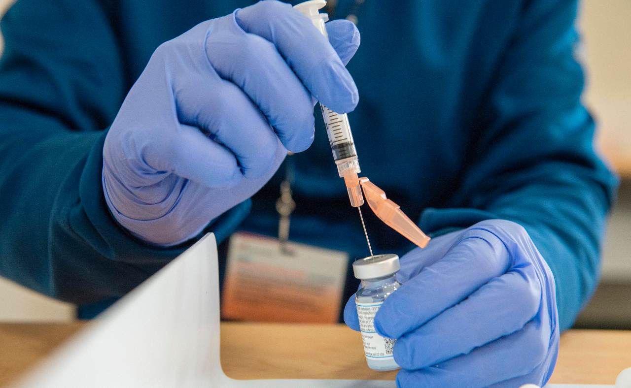 medico con vaccino Covid