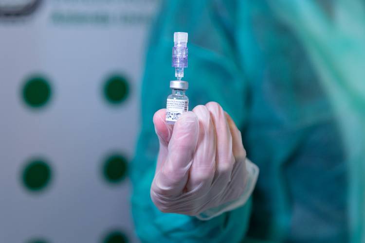 medico tiene il mano il vaccino anti Covid 