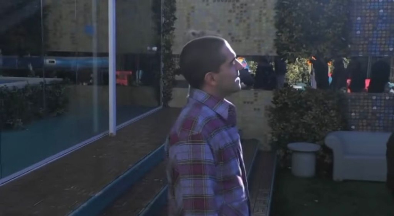 Tommaso Zorzi riceve un messaggio aereo