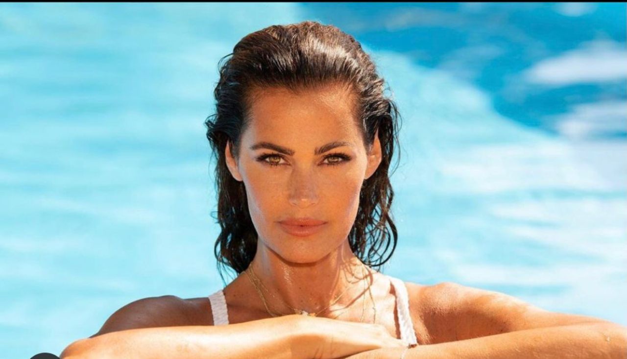 Samantha de Grenet bellissima in piscina