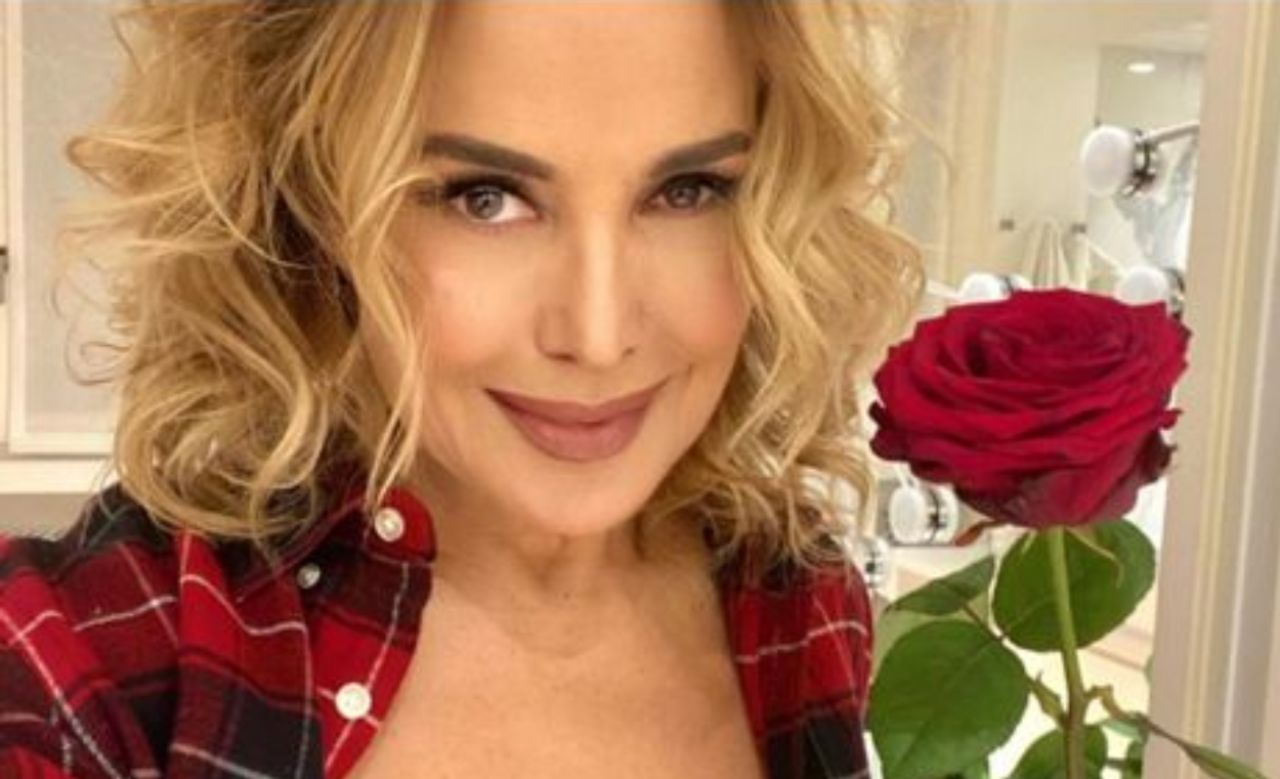 Barbara D'Urso primo piano con rosa