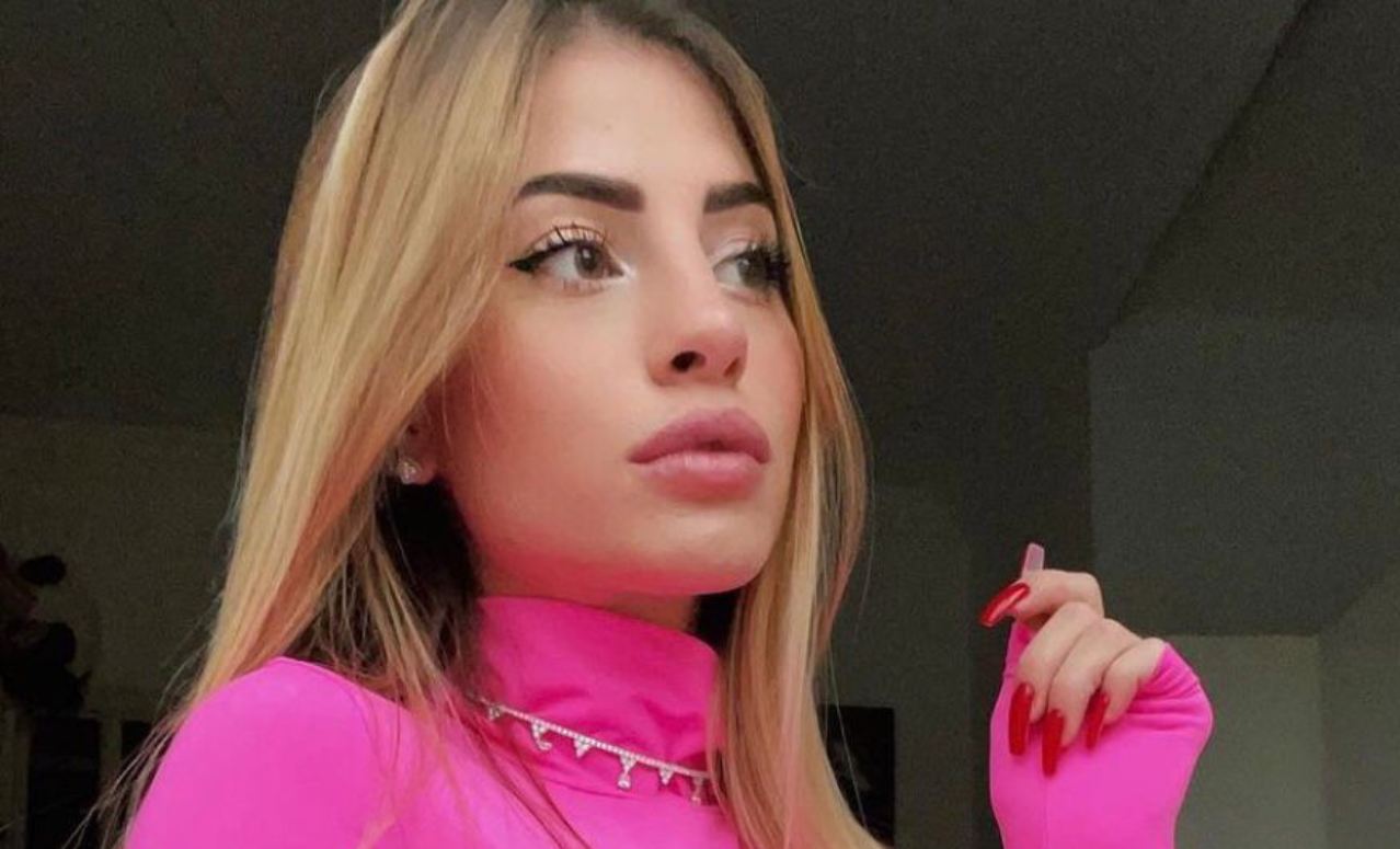 Chiara Nasti bellissima in rosa