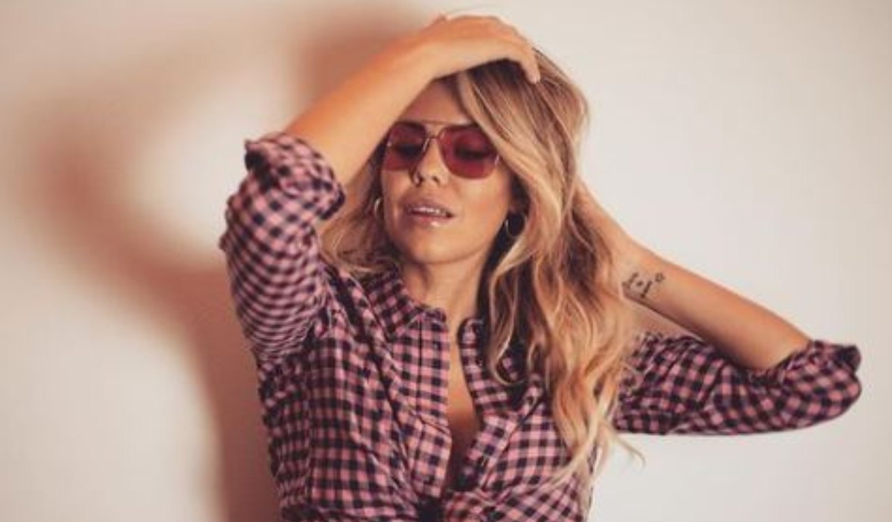 costanza Caracciolo, look irriconoscibile