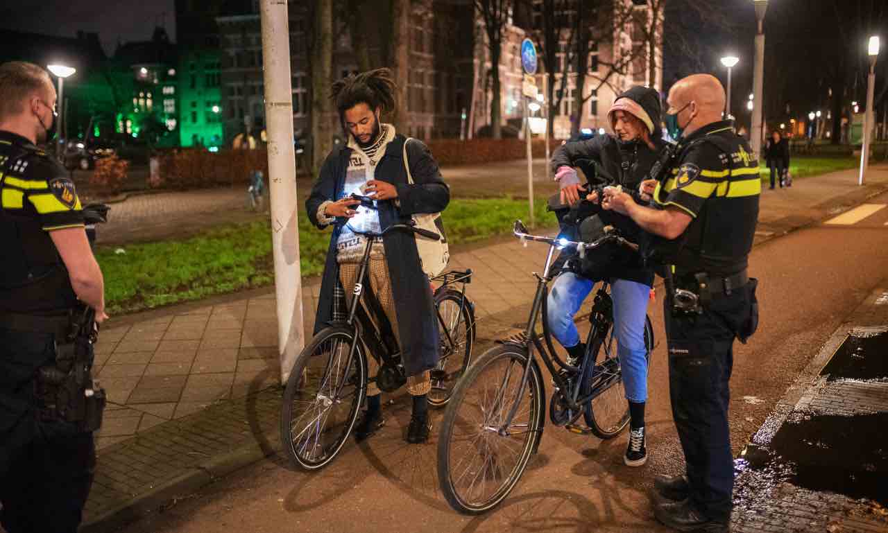 amsterdam ciclisti polizia