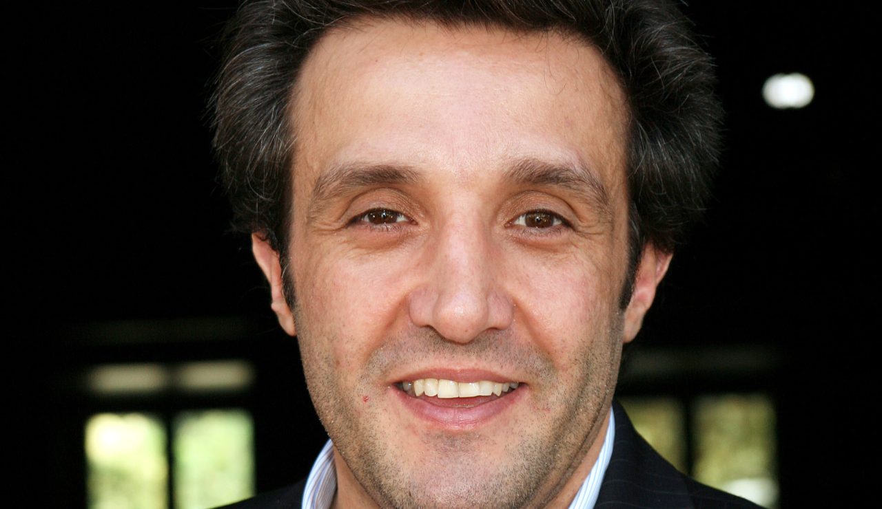 insinna cantante mascherato