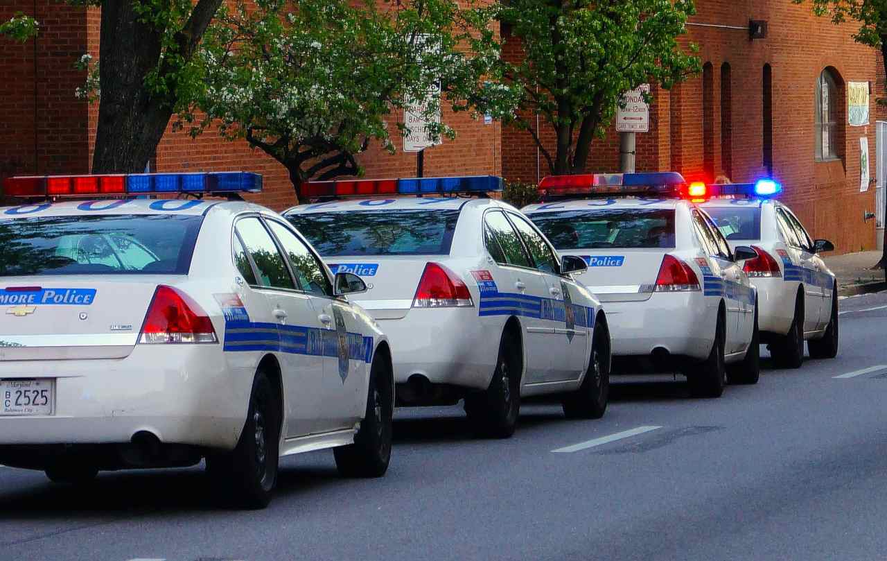 auto della polizia 15enne accoltellata sui social