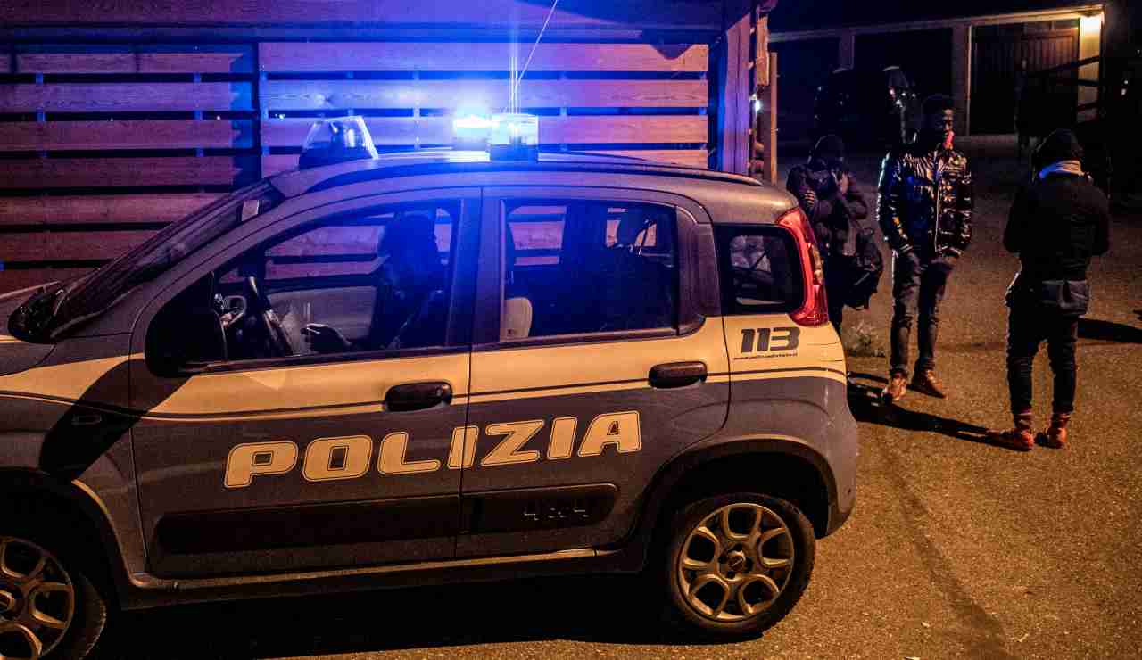 Dj accoltellato - auto polizia