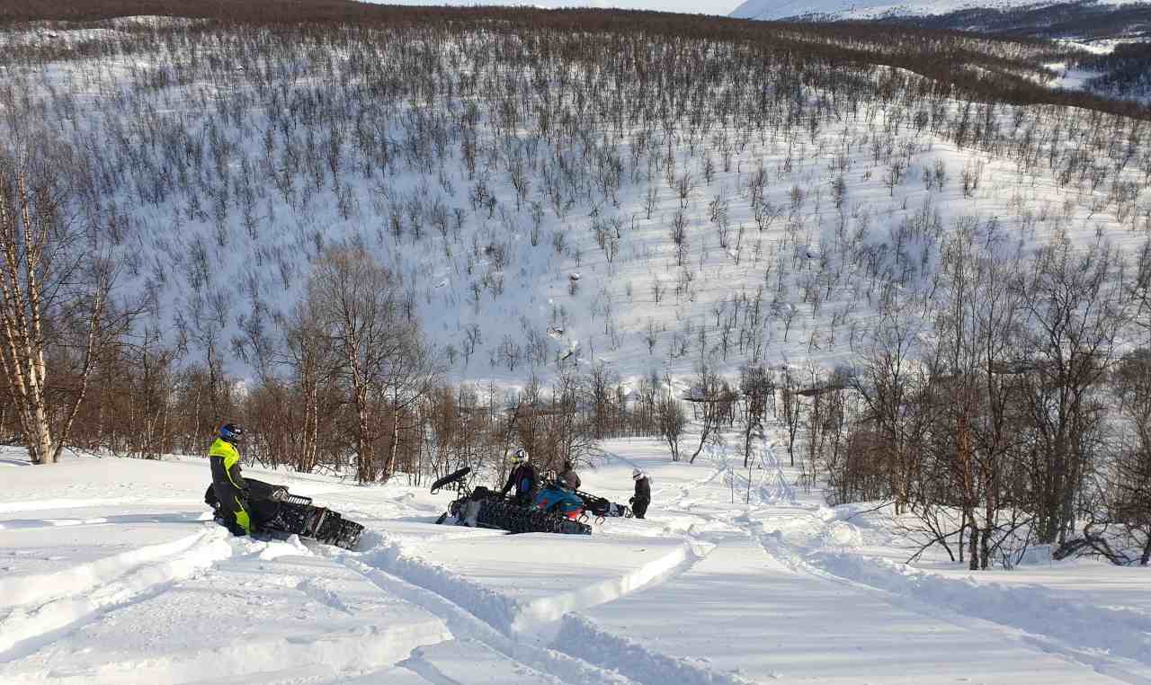 Morto 20enne in motoslitta per una valanga