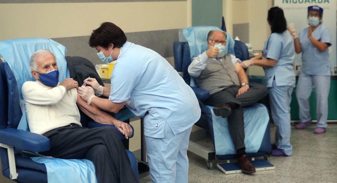 Vaccina a 103 anni - dosi a pazienti