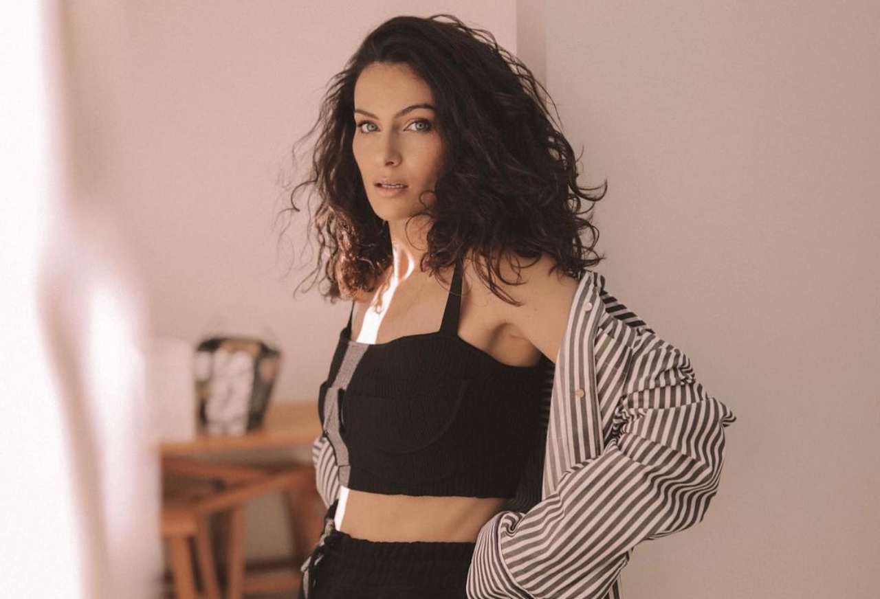 Paola Turani sdraiata