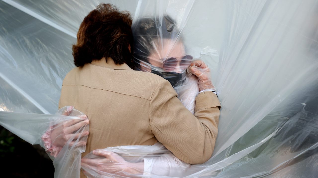 Londra tassa sugli abbracci