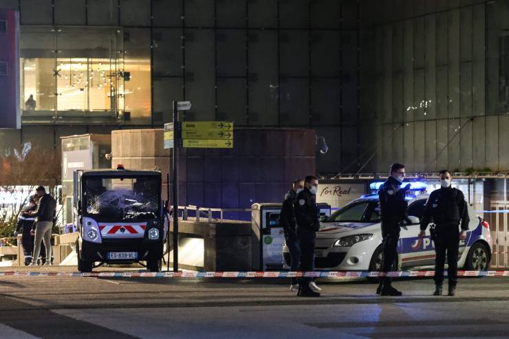 Attacco Francia - ruba furgoncino e semina il panico