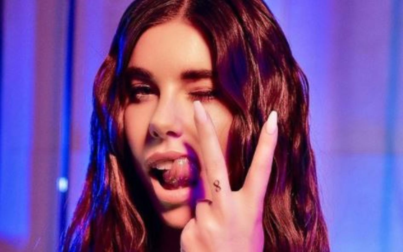 Bianca Atzei linguaccia