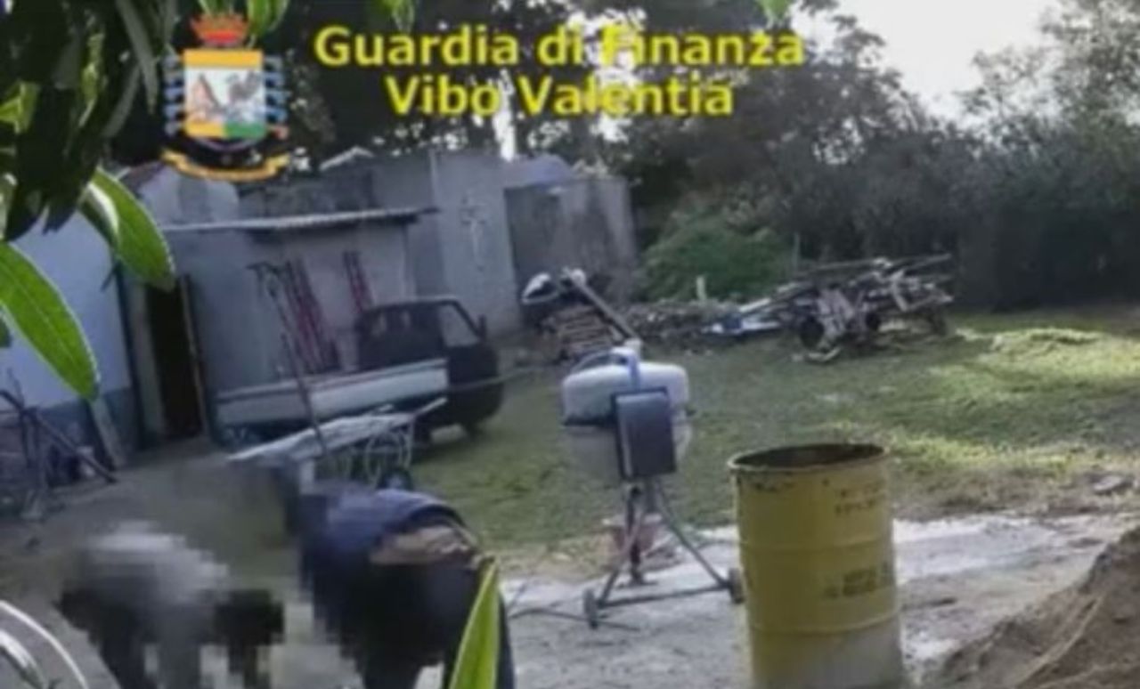 Tombe profanate al cimitero di Tropea