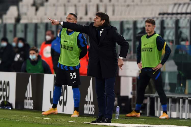 Antonio Conte nervoso dà indicazioni in Juventus-Inter
