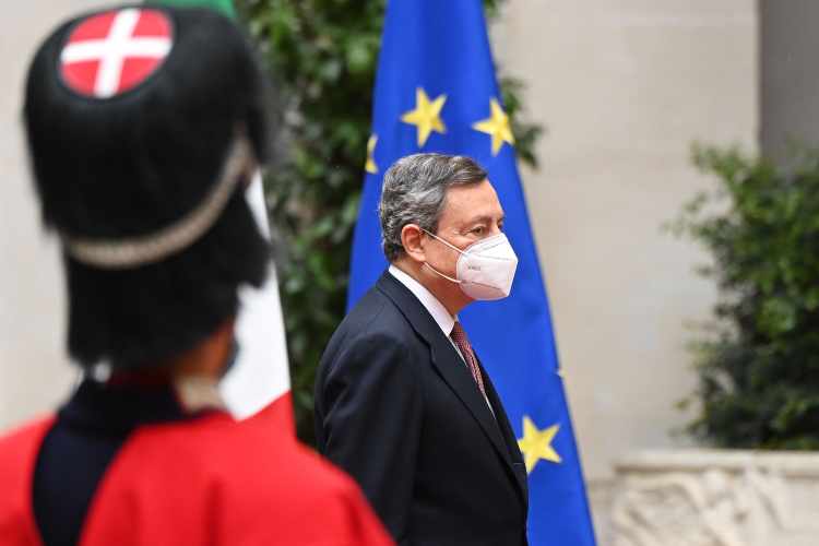 Mario Draghi con alle spalle la bandiera dell'Europa