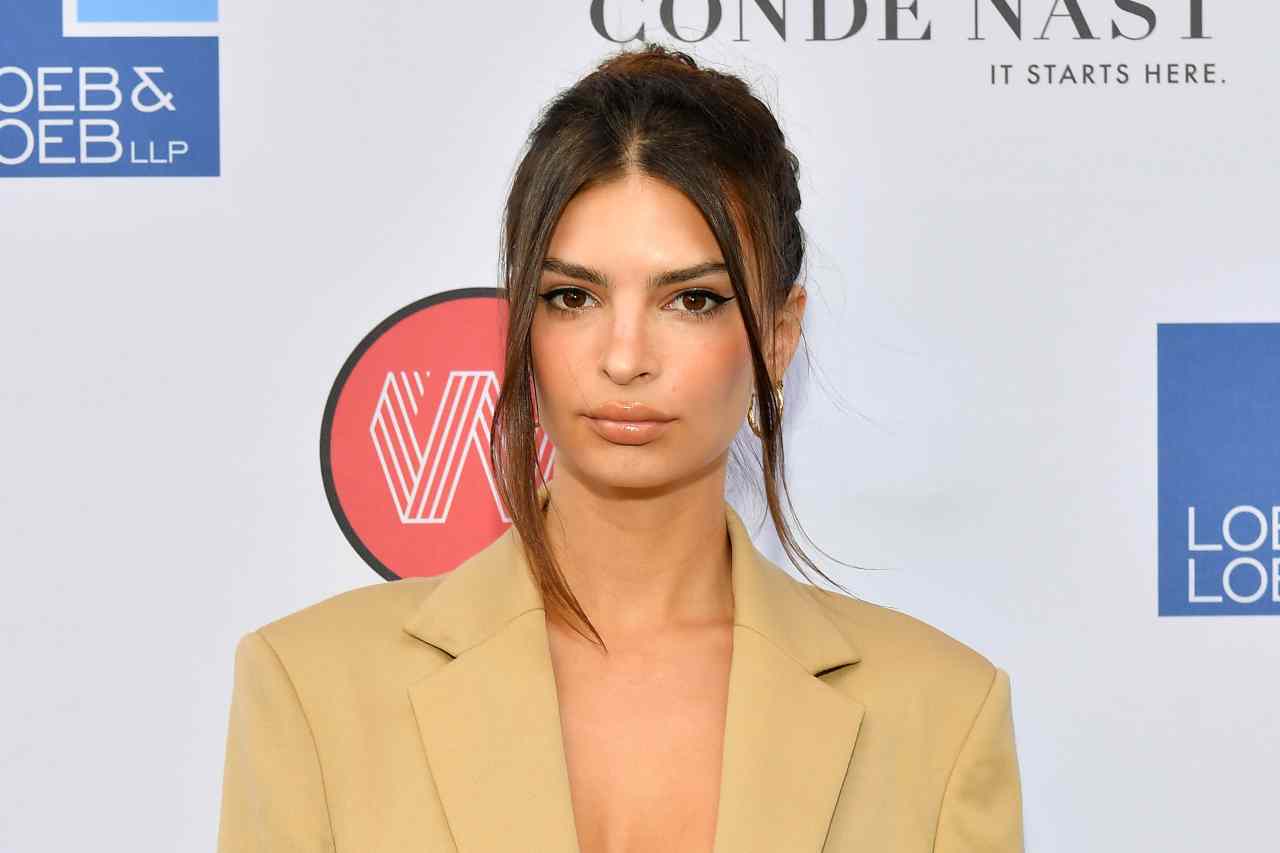 Emily Ratajkowski con la giacca