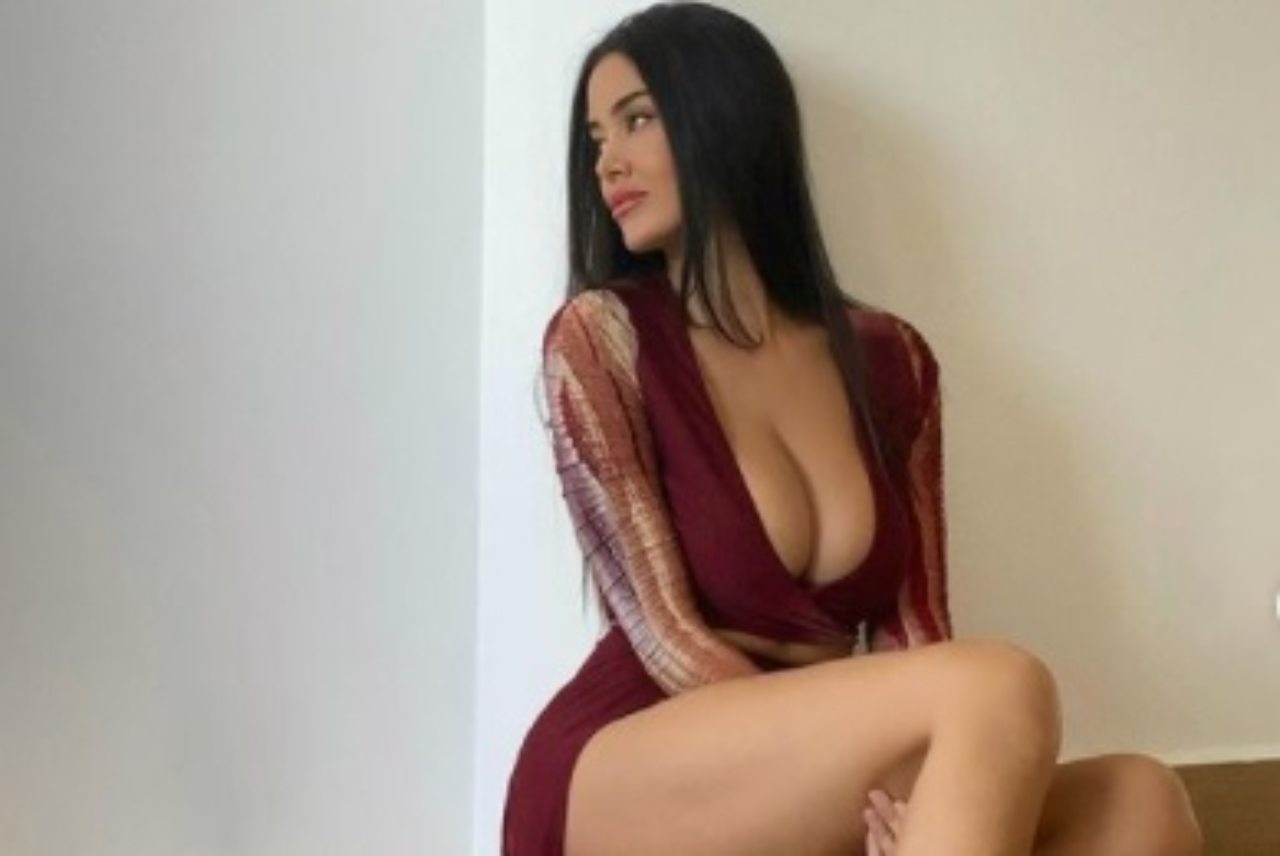 Eva Padlock con l'abito lungo