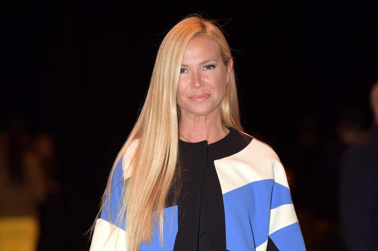 Federica Panicucci con la giacca blu