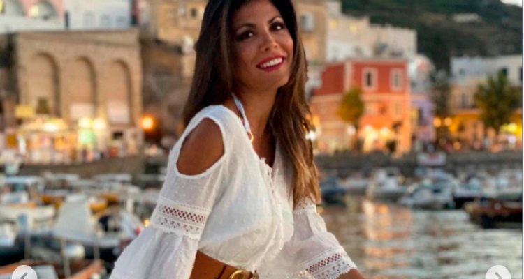 Flora Canto In Barca In Costume Fisico Perfetto Una Sirena VIDEO