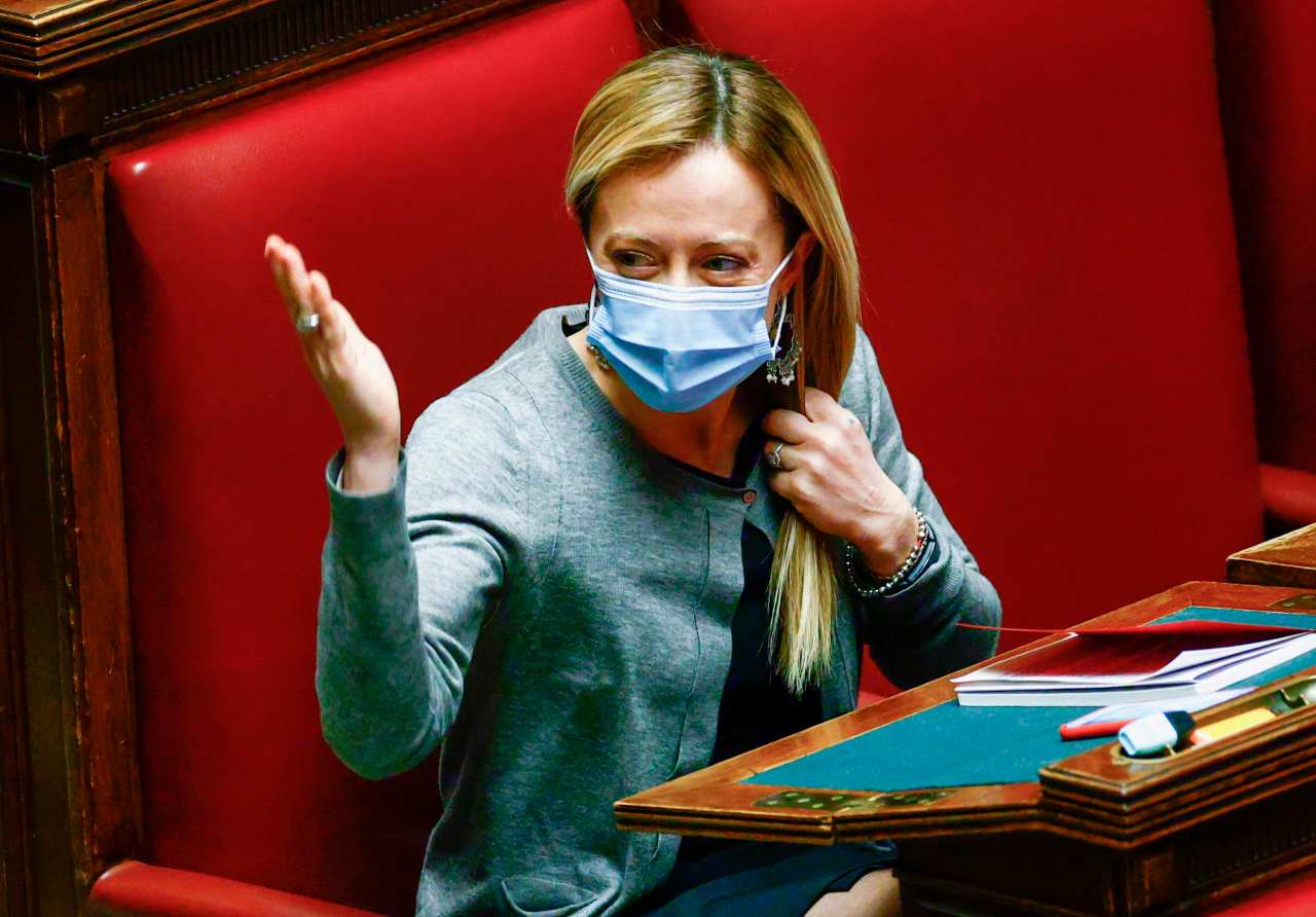 Giorgia Meloni in Parlamento con la mascherina
