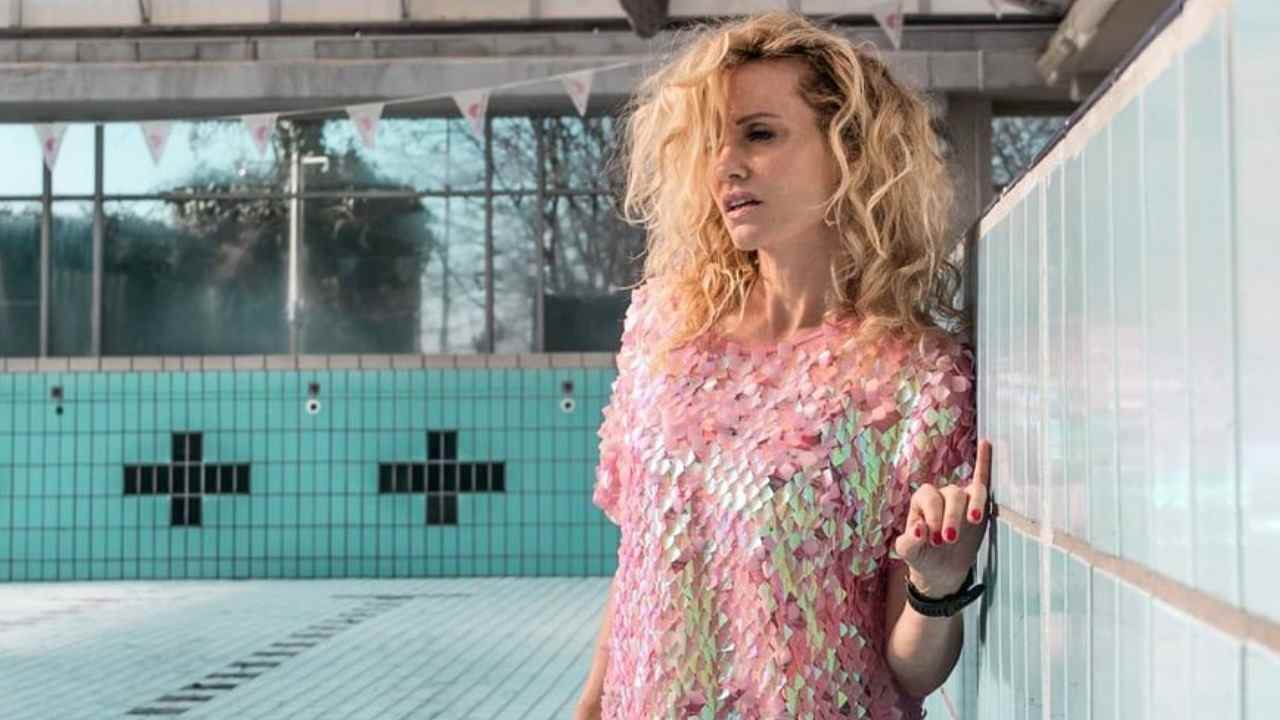 Justine Mattera in piscina