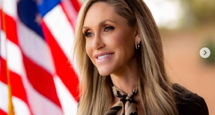 Lara Trump sorride