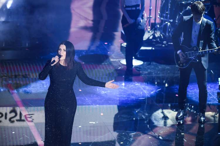 Laura Pausini sul palco con Paolo Carta