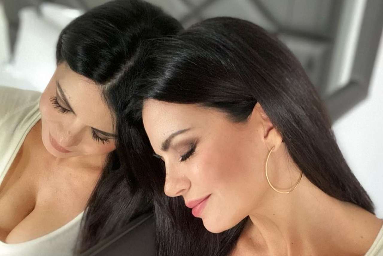 Laura Torrisi mano curve