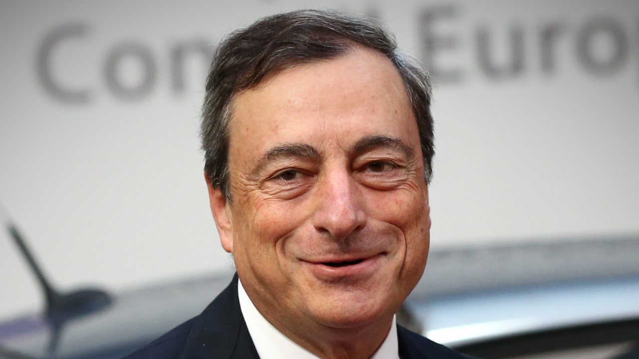 Mario Draghi diventa SuperMario: l'opera fa il giro del web