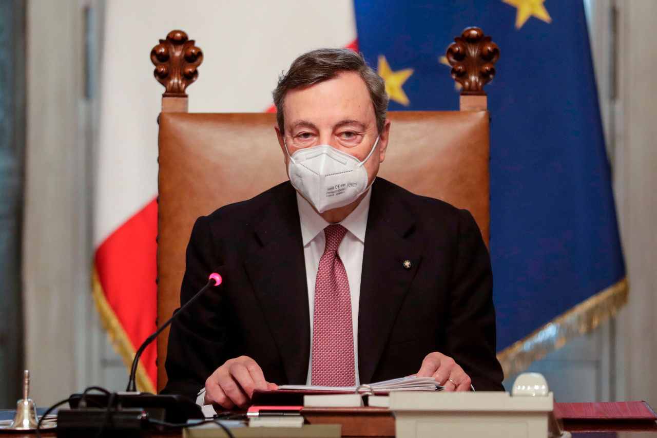 Mario Draghi con la mascherina