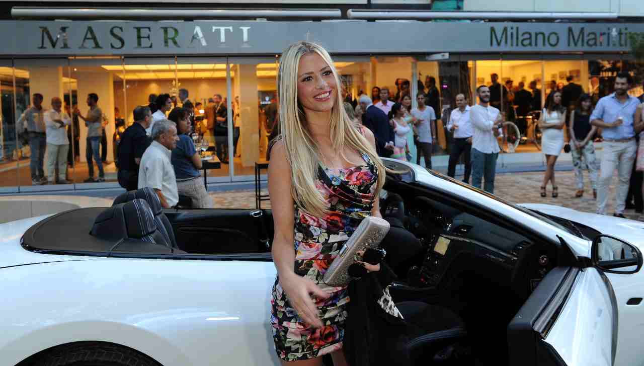 Martina Stella scende dall'automobile