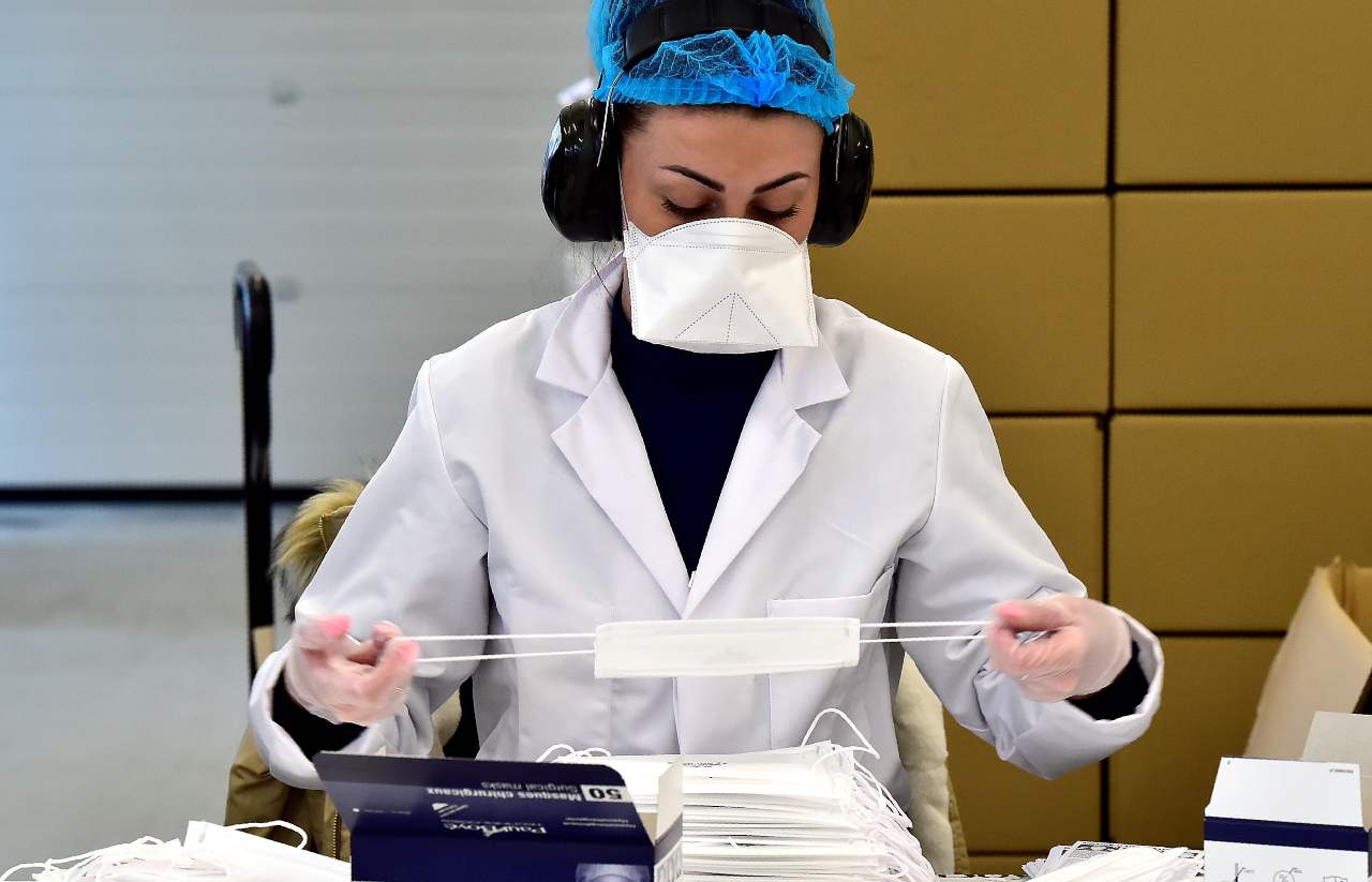 Produzione di mascherine FFP2