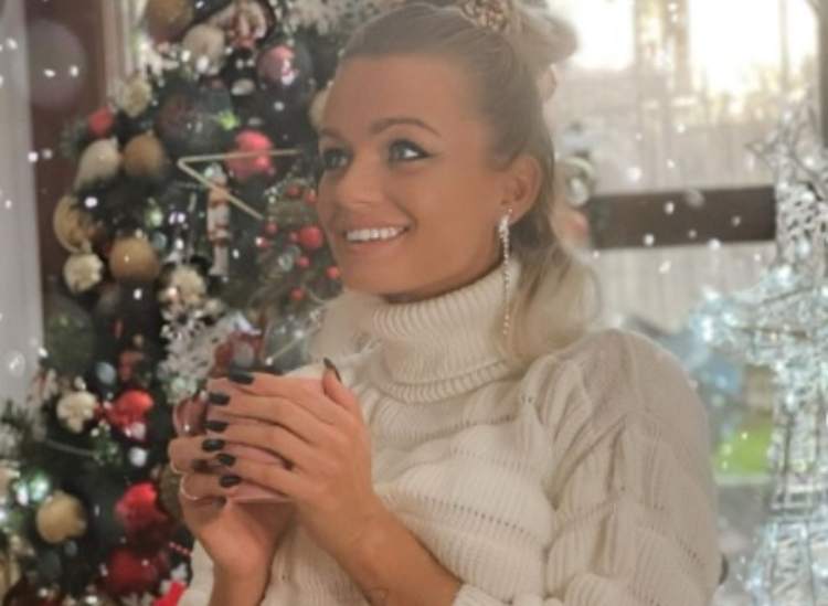 Mercedesz Henger con dietro l'albero di Natale