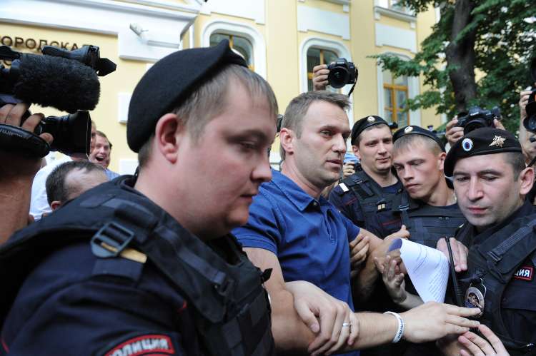 Navalny circondato dalle forze dell'ordine