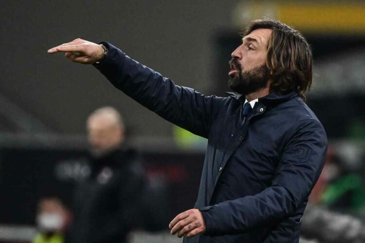 Pirlo dà indicazioni in campo
