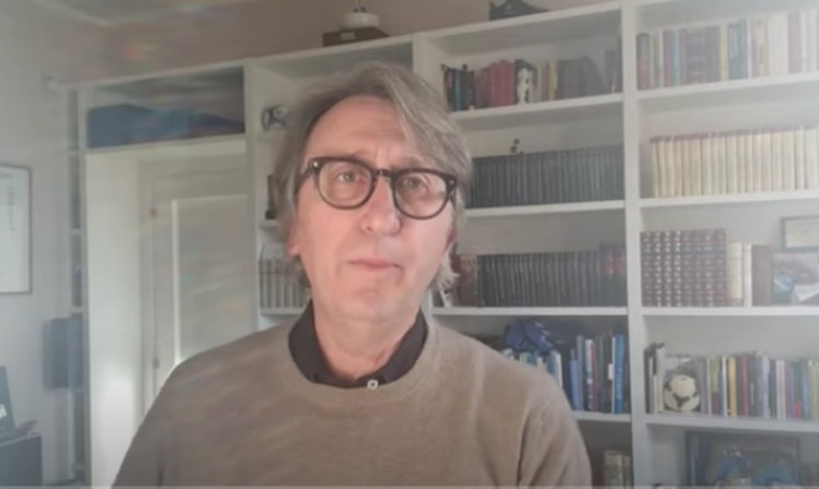 Il noto giornalista Raffaele Auriemma in un video su YouTube
