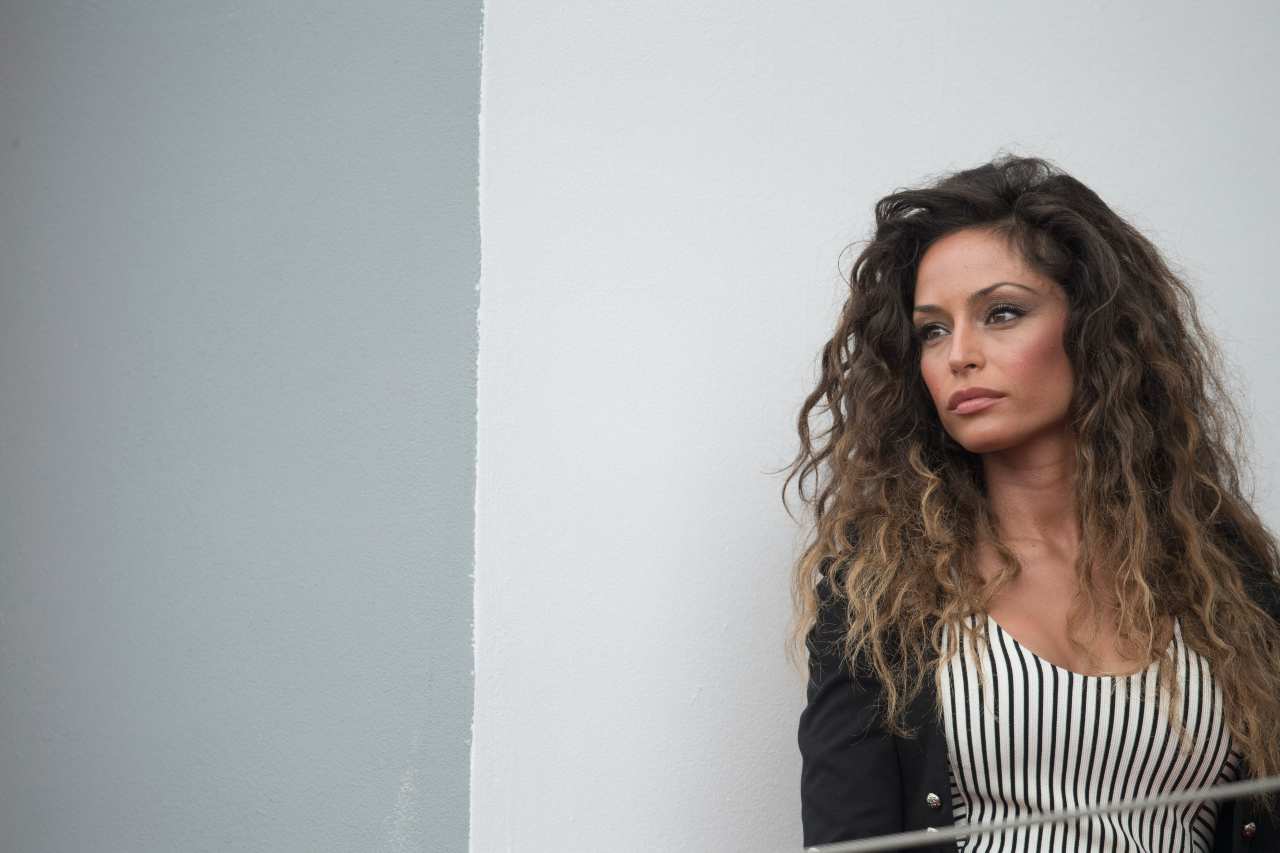 Raffaella Fico pensierosa