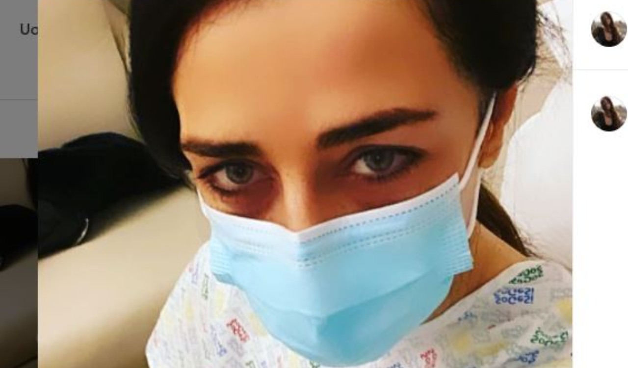 Raffaella Mennoia in mascherina