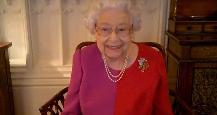 Regina Elisabetta sorride