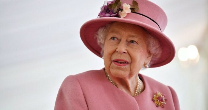 Regina Elisabetta vestita di rosa